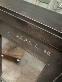 Twee dezelfde jaren 30 40 vitrinekasten met originele details en karakter 148086 148096
