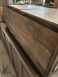 Antieke houten vitrinekast met glazen wanden en kleppen 147726 verkocht