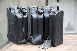 Oude geleefde jerrycan zwart (131793/131794/131795) verkocht