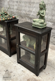 Twee authentieke vitrine hotelnachtkastjes jaren 30 40 148160 A