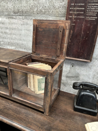 Antieke houten vitrinekast met glazen wanden en kleppen 147726 verkocht