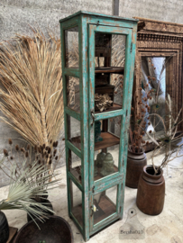 Hoge antieke vitrinekast in turquoise groen originele patina 148093 verkocht