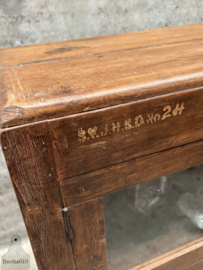 Antieke houten vitrinekast, 8 glazen deuren prachtige patina 147676 verkocht