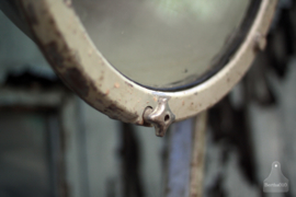 Oude fabriekslamp op houten statief (136541) verkocht