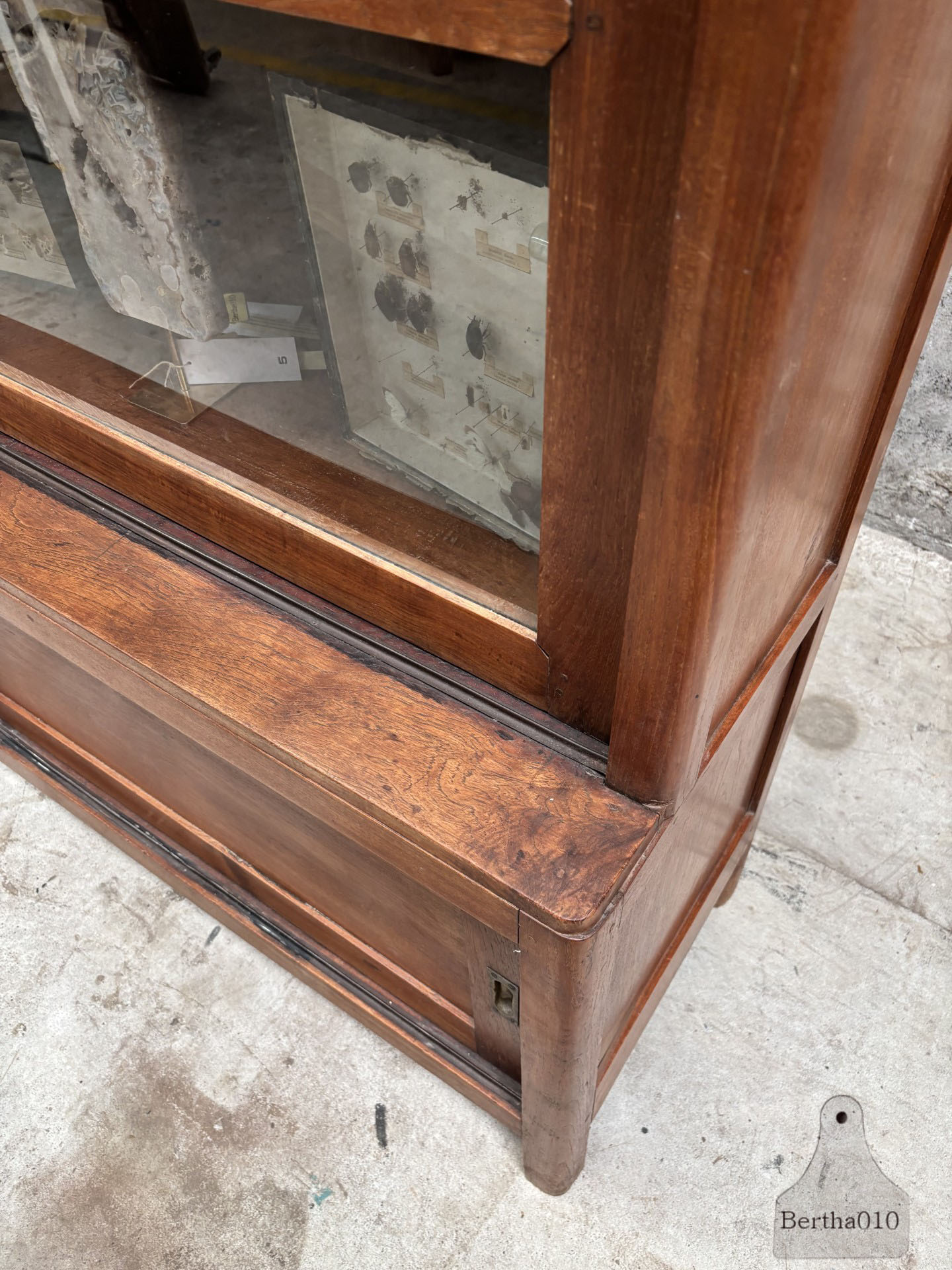 Functionele elegantie uit de jaren 20/30  eikenhouten schuifdeurkast  147610