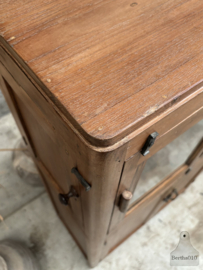 Houten vitrinekast met ronde hoeken en karaktervolle details 147750