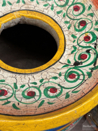 Oude houten handbeschilderde melkpot uit India 147886y 37 cm hoog