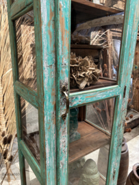Hoge antieke vitrinekast in turquoise groen originele patina 148093 verkocht