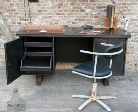 Industrieel zwart bureau (101130)..verkocht