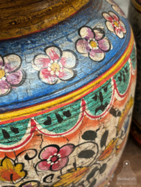 Oude houten handbeschilderde melkpot uit India 147886y 37 cm hoog