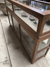 Prachtige originele antieke winkel- of museumvitrine rondom glas 147855 lengte 182 cm