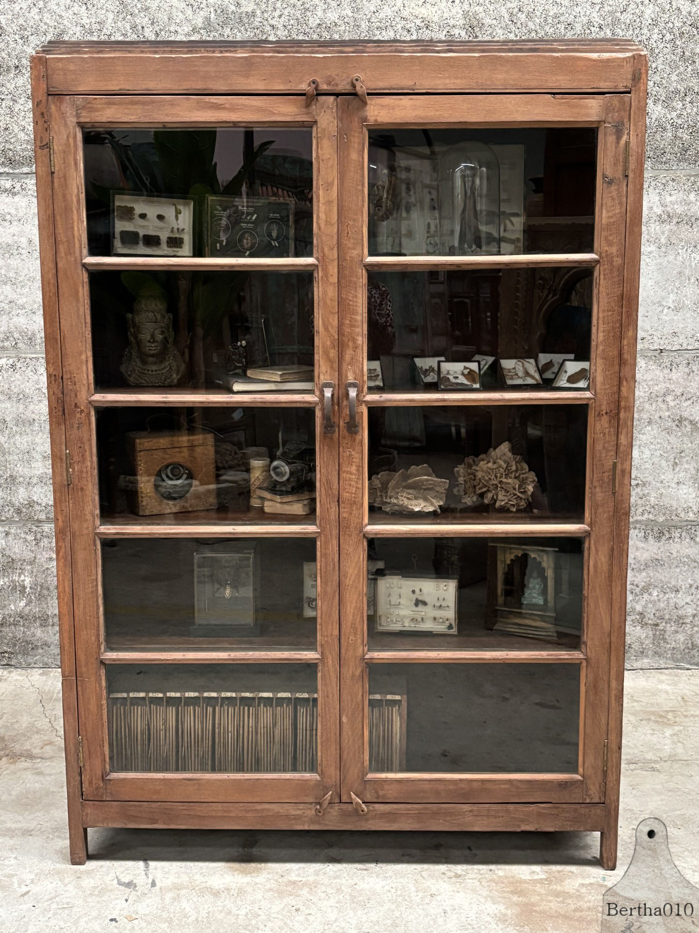 Oude hoge vitrine functionalisme met een vleugje Art Deco 147403