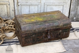 Reiskoffer van doorleefd ijzer (132027)..verkocht