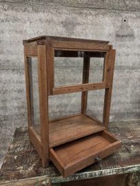 Oude glazen laboratoriumvitrine 147696