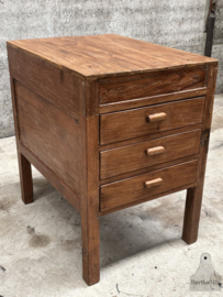 Oud houten keukenblok op hoge poten  jaren 20 30 147775