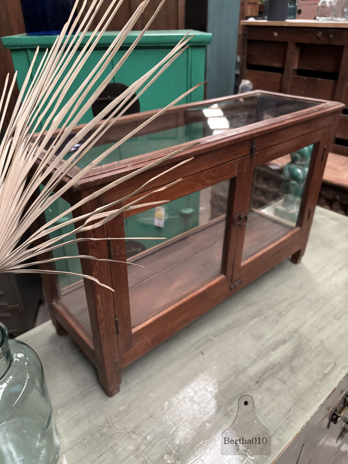 Jaren 20 houten glazen vitrine uit museum 147415