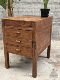 Oud houten keukenblok op hoge poten  jaren 20 30 147775