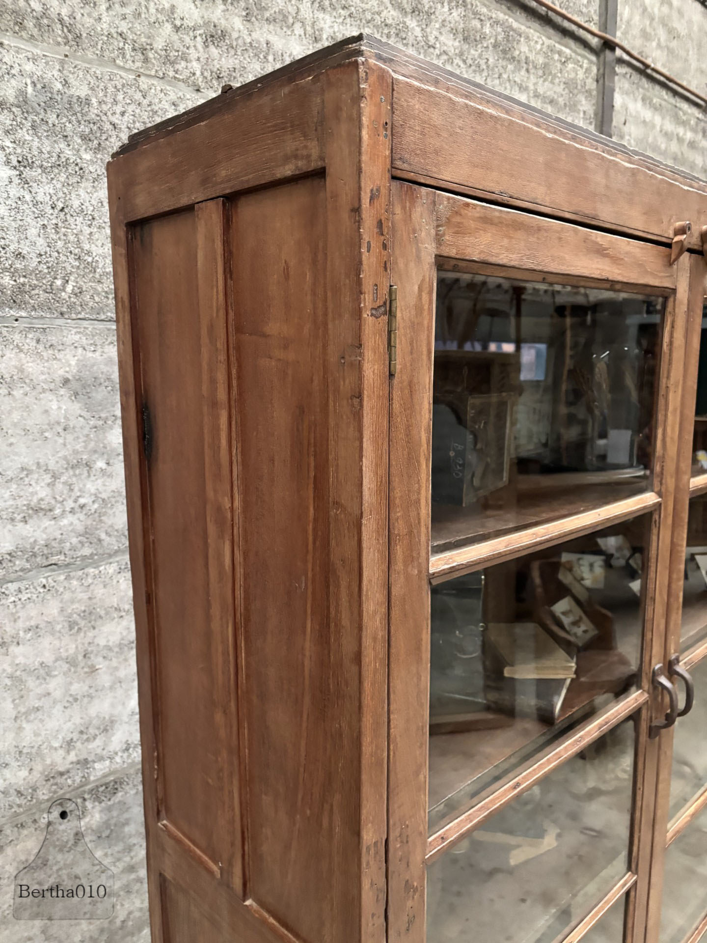 Oude hoge vitrine functionalisme met een vleugje Art Deco 147403