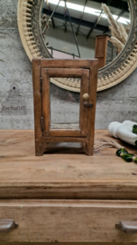 Antiek vitrinekastje met oud gebobbeld glas 147262