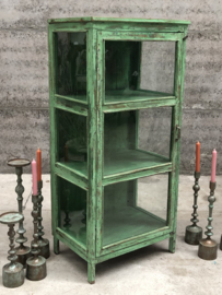 Geleefde groene vitrinekast (145529) verkocht