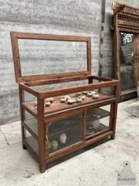 Antieke vitrinekast museumstuk in topkwaliteit 147859