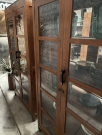 Oude vitrine schoolkasten voor en achterzijde deuren 148184
