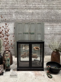Antieke museumvitrine bijna volledig van glas 148141