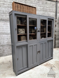 Oude schoolkast (146113)