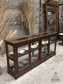 Antieke houten winkeldressoir van volledig glas 147864