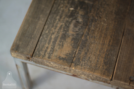 Salontafel met ijzeren onderstel en oud houten bovenblad (132735)..verkocht