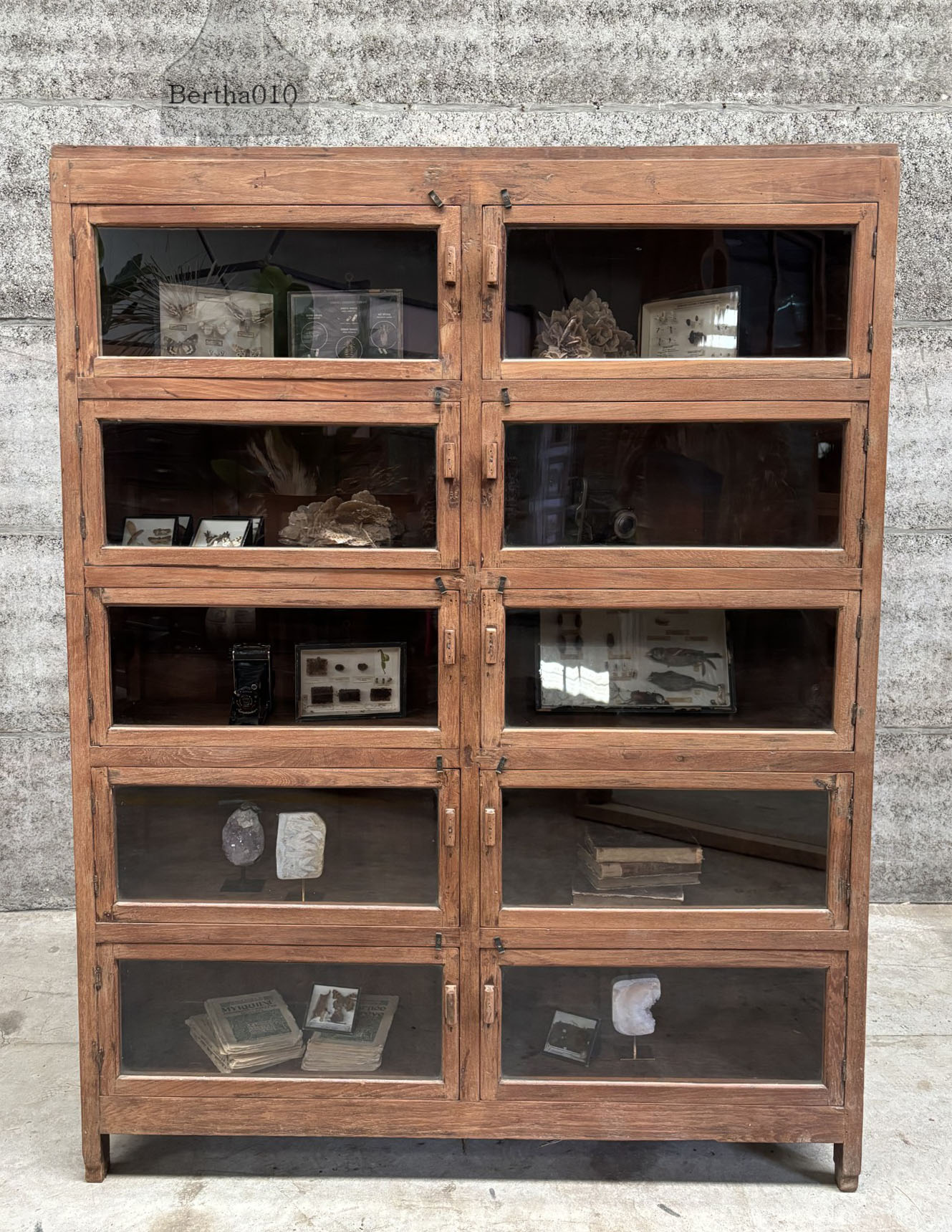 Functionele vitrinekast jaren 20 30 hoog smal en stijlvol 147442