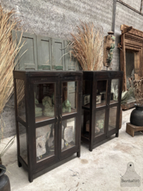 Twee dezelfde jaren 30 40 vitrinekasten met originele details en karakter 148086 148096