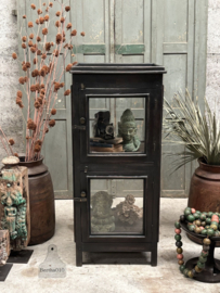 Oude zwarte glazen apothekersvitrine  148079