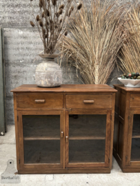 Drie vitrines toonbanken met oud gebobbeld glas en laden 147777