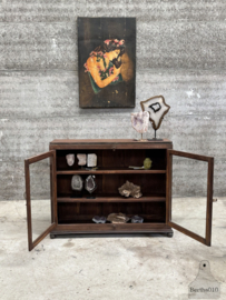 Karaktervolle vitrine uit antieke winkelinrichting 147848 verkocht