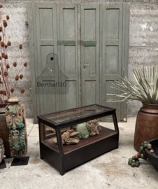 Antieke winkelvitrine met laden 148077