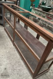 Antieke houten winkeldressoir van volledig glas 147864