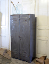 Jaren 30  locker met klinknagels (134139) verkocht