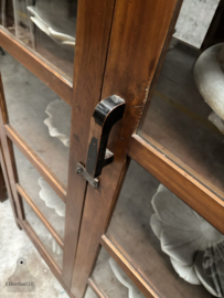 Oude vitrine schoolkasten voor en achterzijde deuren 148184