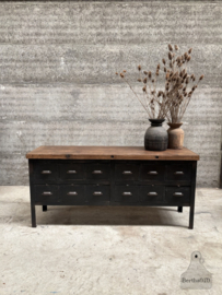 Stoer industrieel kookeiland dressoir uit oud Frans atelier 148033