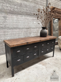 Stoer industrieel kookeiland dressoir uit oud Frans atelier 148033