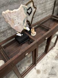 Karaktervolle oude winkeltoonbank  vitrinekast glazen blad jaren 20 40 147863