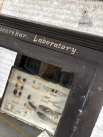 Bijzondere vondst laboratorium vitrinekast (146865)