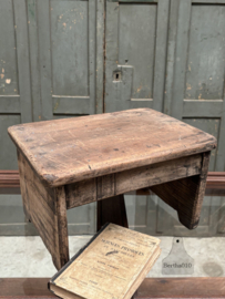 Antieke houten schoolbankjes  80 tot 100 jaar oud 148168