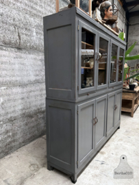 Hoge oude schoolkast (146498)....verkocht