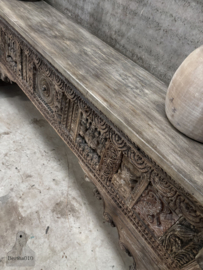 Unieke handgesneden Oosterse sidetable een meubel met ziel 147769