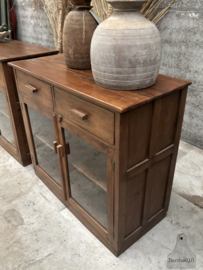 Drie vitrines toonbanken met oud gebobbeld glas en laden 147777