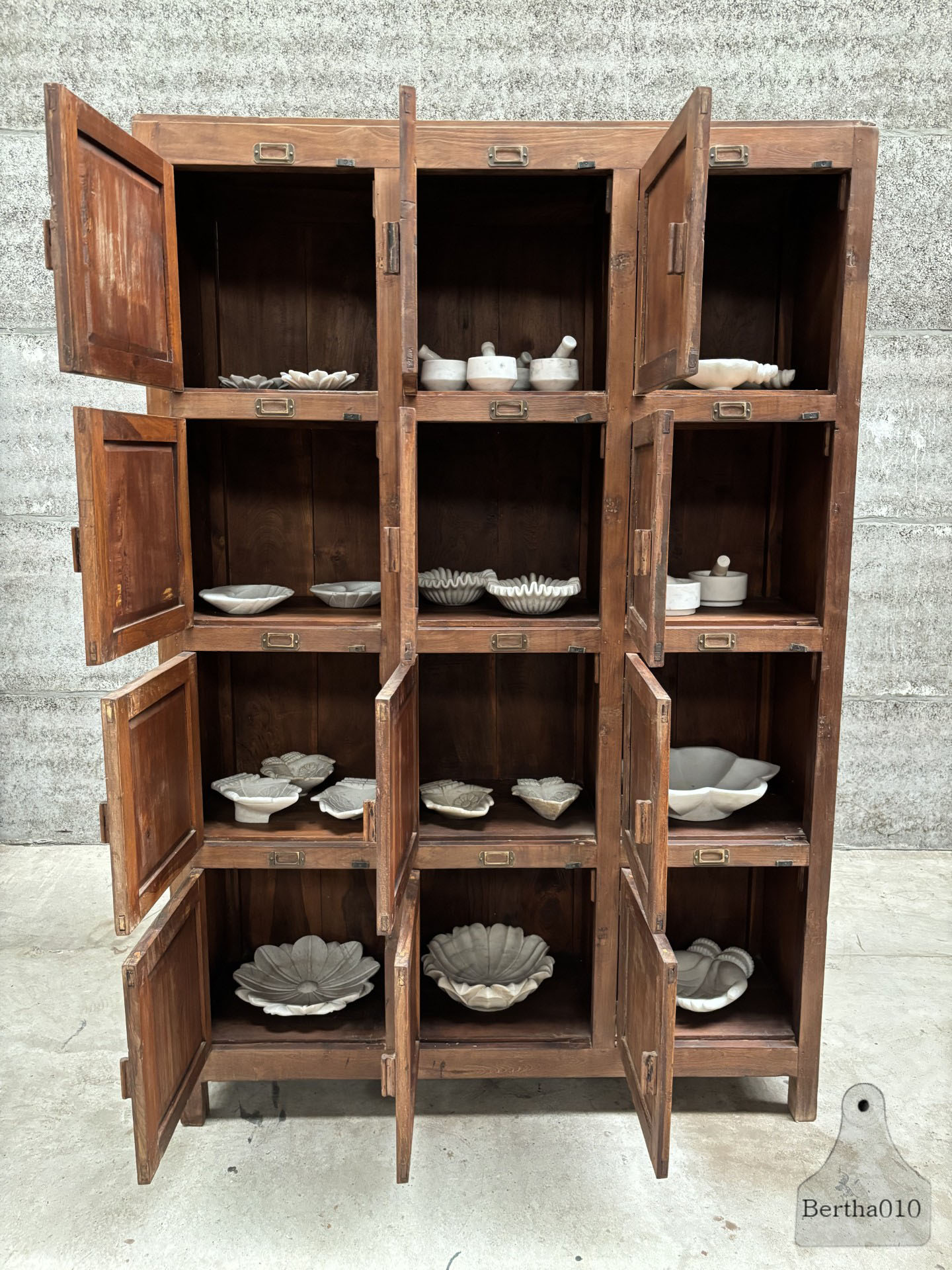 Jaren 30 houten archiefkast tijdloos karakter en perfecte staat 147410