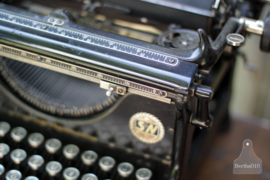 Oude typemachine (133623)............verkocht