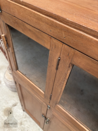 Houten vitrinekast met ronde hoeken en karaktervolle details 147750